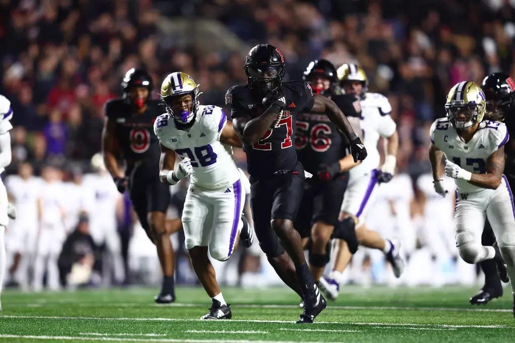 Samuel Brown V runs past Washington.