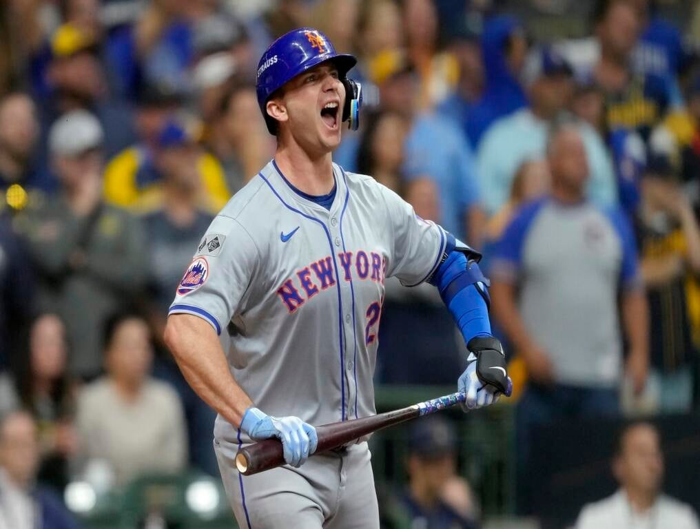 Pete Alonso watches his homer vs. the Brewers. 