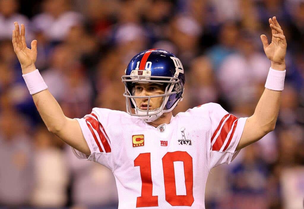 Eli Manning raise his hands up in the Big game.