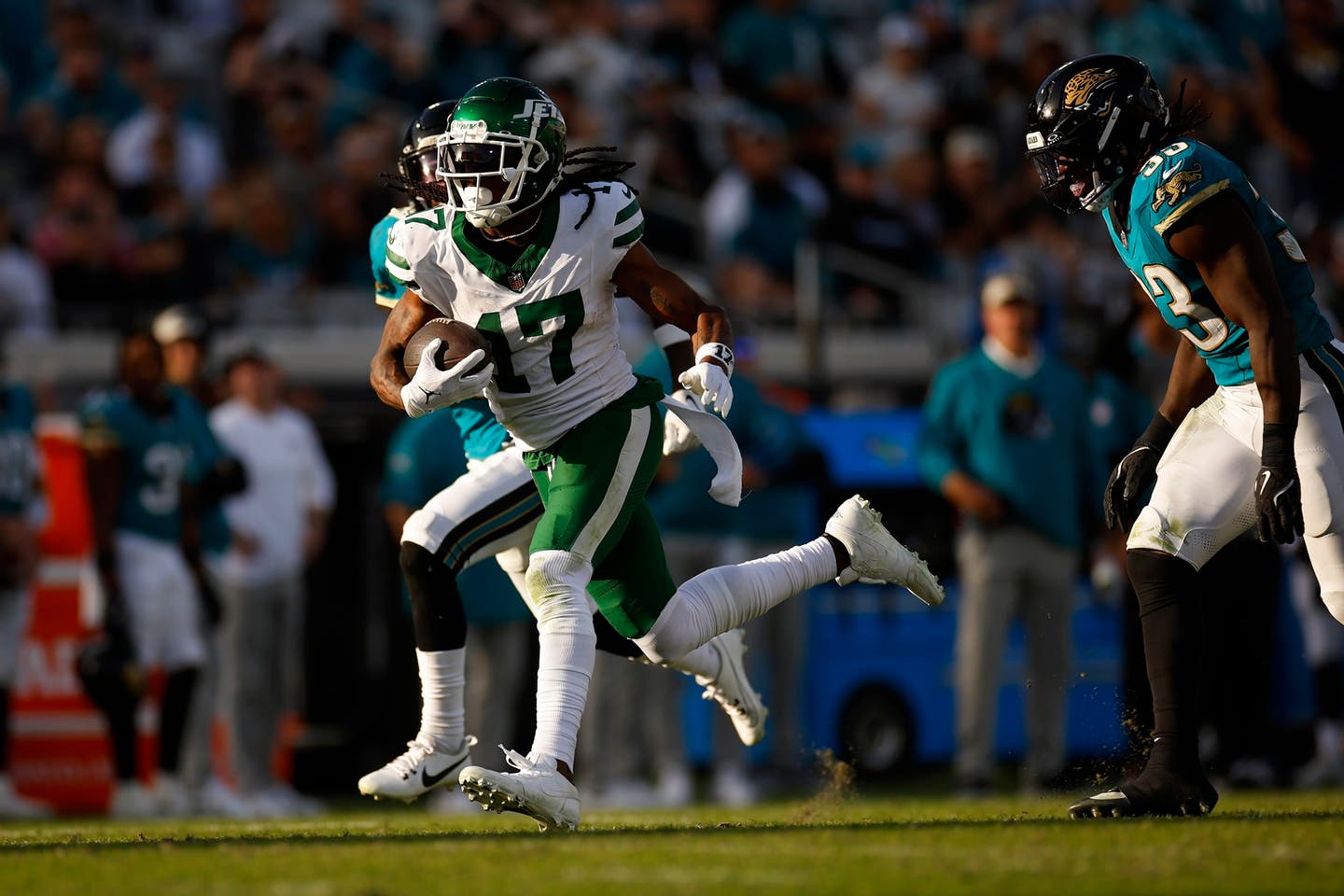 Devante Adams sprints past the Jaguars.