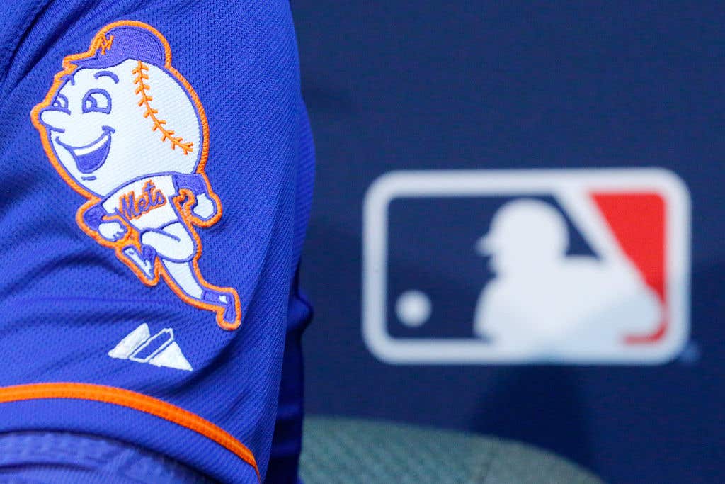 The New York Mets logo is seen on the sleeve of Matt Harvey #33