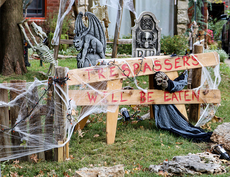 Tresspassers will be eaten sign in Halloween decorated yard